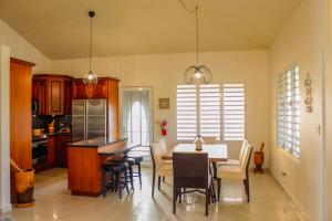 a kitchen and dining room with a table and chairs at Villa Las Tres Gaviotas I in Salinas