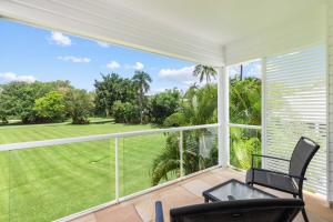 balcón con vistas a un campo de golf en Mirage Resort Villa 147 with access to Sheraton Facilities, en Port Douglas
