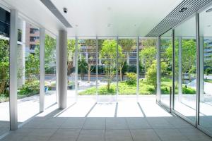 Un pasillo vacío en un edificio con grandes ventanales. en THE RISE Osaka Universal Bayside, en Osaka