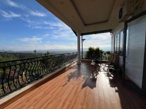- un balcon offrant une vue sur l'océan dans l'établissement Homestay Villa White House,  2 autres photos