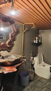 une salle de bain avec un lavabo et des toilettes dans l'établissement Homestay Villa White House, 