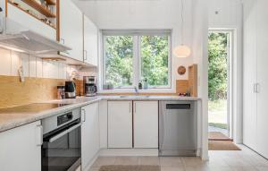 Η κουζίνα ή μικρή κουζίνα στο Amazing Home In Væggerløse With Sauna