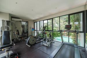 Fitness centrum a/nebo fitness zařízení v ubytování C216 Relaxing 1BR Pool Access Gym and Great Vibes