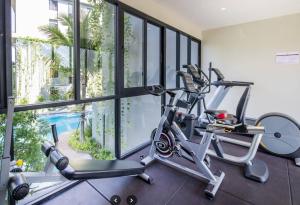 Fitness centrum a/nebo fitness zařízení v ubytování C216 Relaxing 1BR Pool Access Gym and Great Vibes