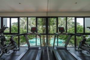 Fitness centrum a/nebo fitness zařízení v ubytování C216 Relaxing 1BR Pool Access Gym and Great Vibes