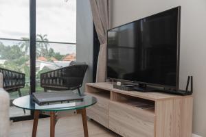 TV a/nebo společenská místnost v ubytování C216 Relaxing 1BR Pool Access Gym and Great Vibes