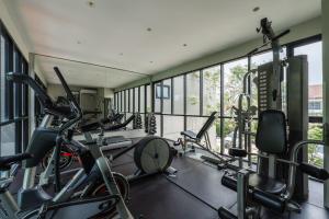 Fitness centrum a/nebo fitness zařízení v ubytování C216 Relaxing 1BR Pool Access Gym and Great Vibes