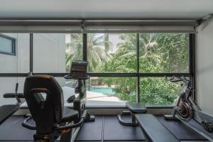 Fitness centrum a/nebo fitness zařízení v ubytování C216 Relaxing 1BR Pool Access Gym and Great Vibes