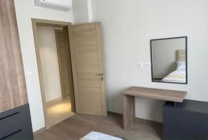 Телевизор и/или развлекательный центр в Luxury Apt in Mivida Avenue