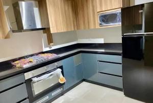 Кухня или мини-кухня в Luxury Apt in Mivida Avenue
