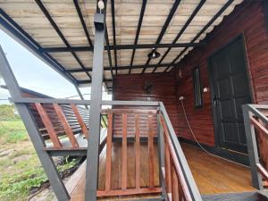 Secotek Nenasi Chalet的阳台或露台