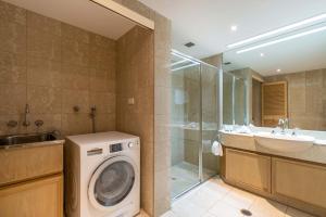 Ένα μπάνιο στο Mirage Resort Villa 420 with access to Sheraton Facilities