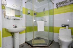 Ένα μπάνιο στο 7 Days Inn Chengdu North Railway Metro Station +134 φωτογραφίες