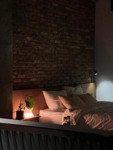 ブンタウにあるpreeze boutique stayのレンガの壁とベッドのある寝室