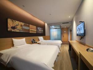 Giường trong phòng chung tại IU Hotel Shijiazhuang Development Zone Tianshanhaijie East 4th Provincial Hospital +165 ảnh