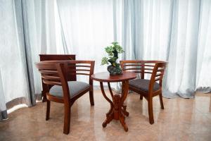 - une table avec deux chaises et un vase dans l'établissement Sole Luna Resort & Spa, à Tangalle 121 autres photos