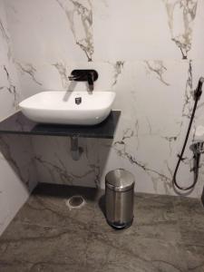 a white sink on a counter in a bathroom at Alpine Cloud Resort in Yercaud