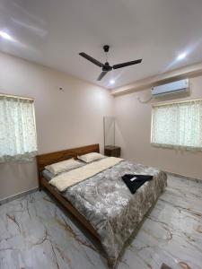 Postel nebo postele na pokoji v ubytování Comfort Cove - 2BHK