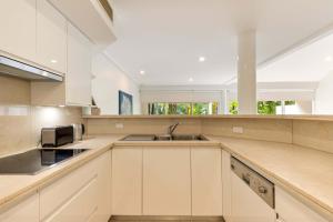 Η κουζίνα ή μικρή κουζίνα στο Mirage Resort Villa 446 with access to Sheraton Facilities