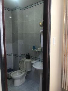 un baño con inodoro y lavabo en Bảo Thịnh, en Da Lat