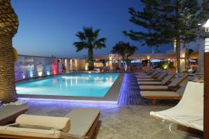 Bazén v ubytování Glaros Beach Hotel nebo v jeho okolí