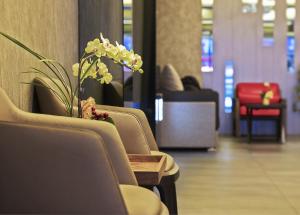 台北的住宿－敘美精品旅店，排在有植物的等候室里的一排椅子