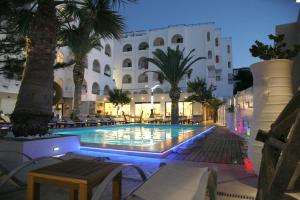 Bazén v ubytování Glaros Beach Hotel nebo v jeho okolí