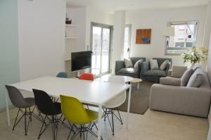 sala de estar con mesa blanca y sillas en AB Sant Antoni de Calonge, en Calonge