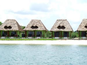 eine Reihe von Bungalows über dem Wasser auf einer Insel im Wasser in der Unterkunft Pemba Misali Sunset Beach in Wesha