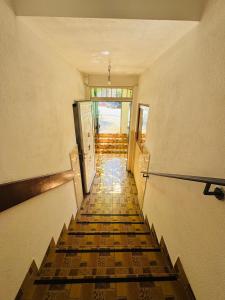 an empty hallway with a stairway leading to a door at Apartments TRI SRCA in Sutomore