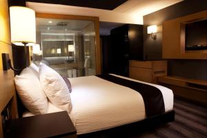 Voodi või voodid majutusasutuse Ramada Plaza by Wyndham Prince George toas
