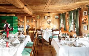 מסעדה או מקום אחר לאכול בו ב-Swiss-Chalet Merlischachen - Romantik Schloss-Hotel am See