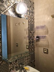 een badkamer met een wastafel en een spiegel bij Darkoum Apartment Anza in Agadir +15 foto's