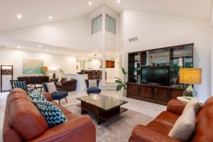 Uma área de estar em Mirage Resort Villa 110 with access to Sheraton Facilities