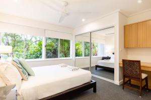 Uma cama ou camas num quarto em Mirage Resort Villa 110 with access to Sheraton Facilities mais 2 fotografias