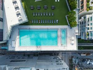 eine Draufsicht auf ein Schwimmbad in einer Stadt in der Unterkunft Bayside LuxePad King and Queen 2Bed 2Bath with Water Views, Gym, Lounge, Hottub in Miami