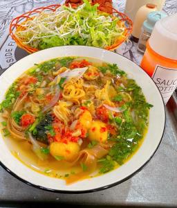 Homestay Đồ Sơn - Cocochi في دو سون: طبق من الطعام على طاولة مع سلطة +16 صورة