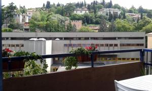 Blick auf ein Gebäude mit Pflanzen auf einem Balkon in der Unterkunft Cristina Apartment in Verona