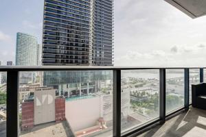 ein Blick vom Balkon eines Gebäudes in der Unterkunft Bayside LuxePad King and Queen 2Bed 2Bath with Water Views, Gym, Lounge, Hottub in Miami + 55 Fotos