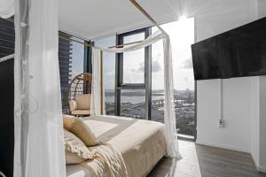 ein Schlafzimmer mit einem Bett und einem großen Fenster in der Unterkunft Bayside LuxePad King and Queen 2Bed 2Bath with Water Views, Gym, Lounge, Hottub in Miami
