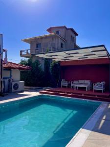 Piscina di ΒΙΛΛΑ ΤΟ ΠΕΤΡΙΝΟ stone bild villa full equipment o nelle vicinanze