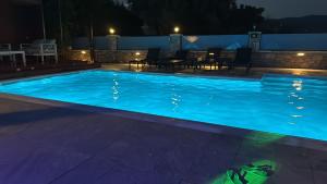 Piscina di ΒΙΛΛΑ ΤΟ ΠΕΤΡΙΝΟ stone bild villa full equipment o nelle vicinanze