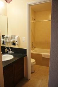La salle de bains est pourvue d'un lavabo, de toilettes et d'une baignoire. dans l'établissement Relax Inn Chehalis, à Chehalis