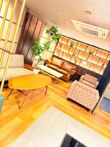 una sala de estar con un sofá y una mesa en BAMBOO GARDEN Shinyokohama only Adult, en Yokohama