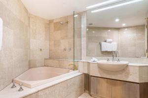 Ένα μπάνιο στο Mirage Resort Villa 418 with access to Sheraton Facilities +3 φωτογραφίες