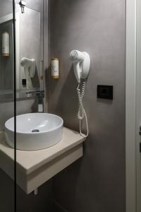 Koupelna v ubytování Velmar Hotel