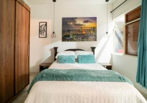 Cama o camas de una habitación en Modern, Luxurious and Tradicional Apartments by Samilis Place
