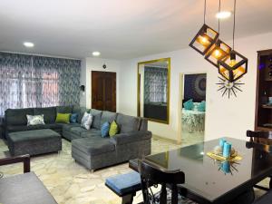 Zona de estar de Modern, Luxurious and Tradicional Apartments by Samilis Place