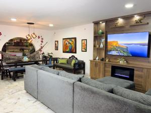 Una televisión o centro de entretenimiento en Modern, Luxurious and Tradicional Apartments by Samilis Place
