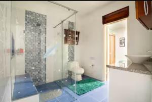 Un baño de Modern, Luxurious and Tradicional Apartments by Samilis Place